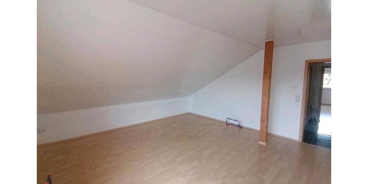 Dachgeschoßwohnung Langgöns - 3 Zimmer, 90 m&sup2;, 1.100&euro; | Angebot:26614041