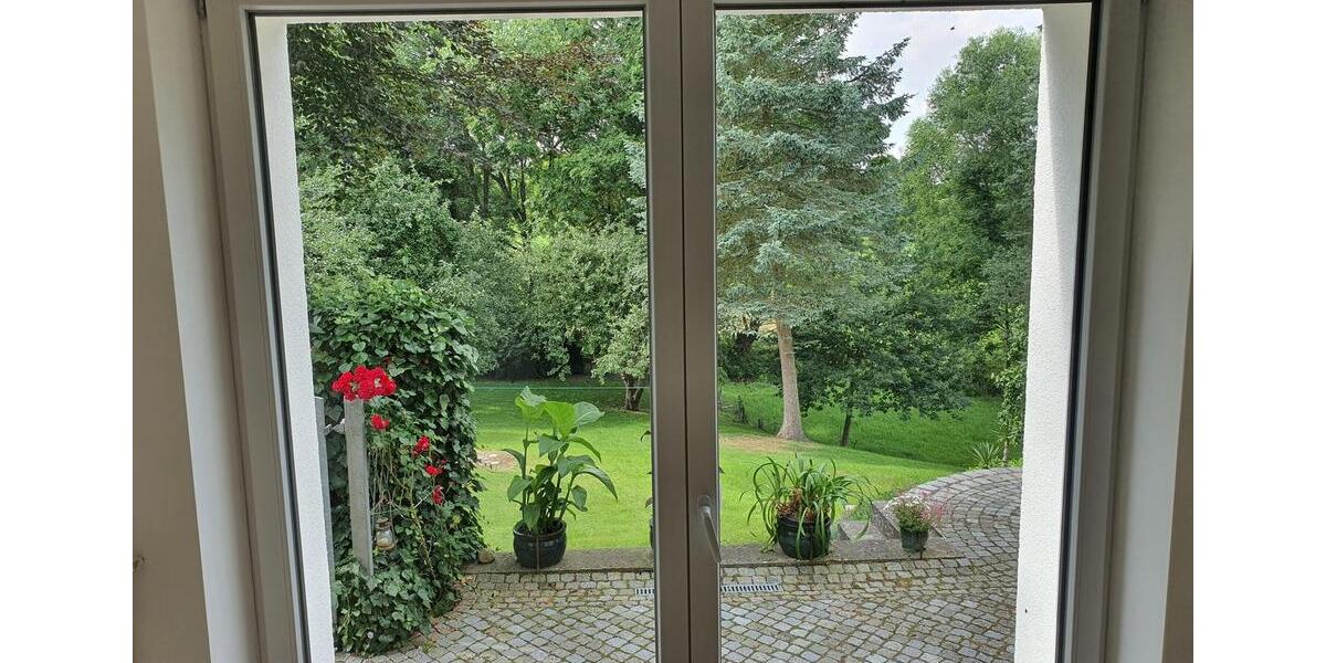 Traumhafte 3 Zimmer EG Wohnung mit zwei Terassen + zwei Garagen + großen Garten zu vermieten 3 zimmer