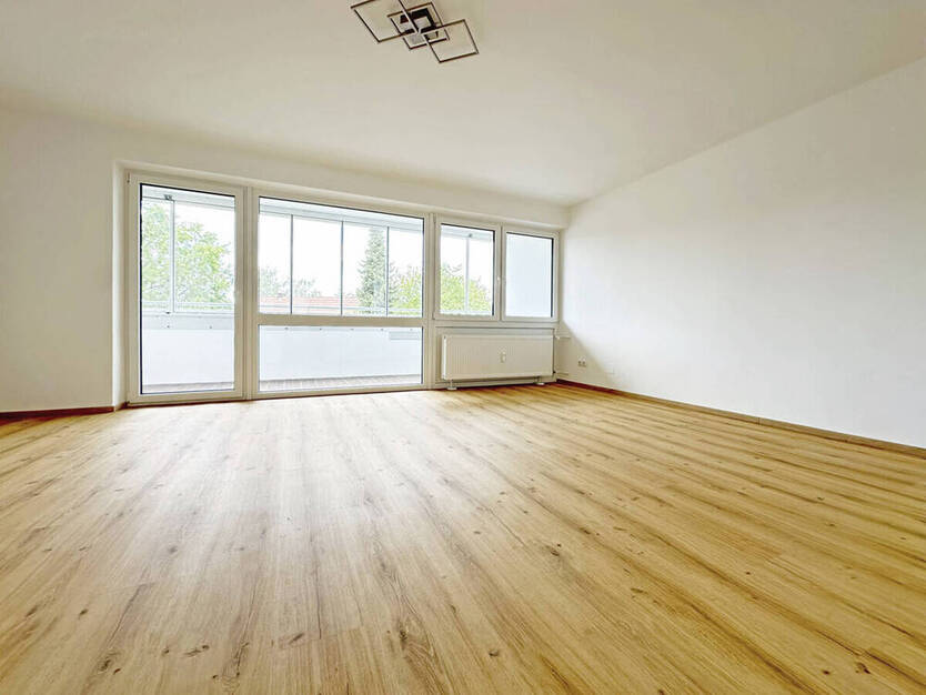 Frisch saniertes Wohnjuwel mit Loggia: Zentrale 2-Zimmer-Wohnung zur Miete im Klötzlmüllerviertel