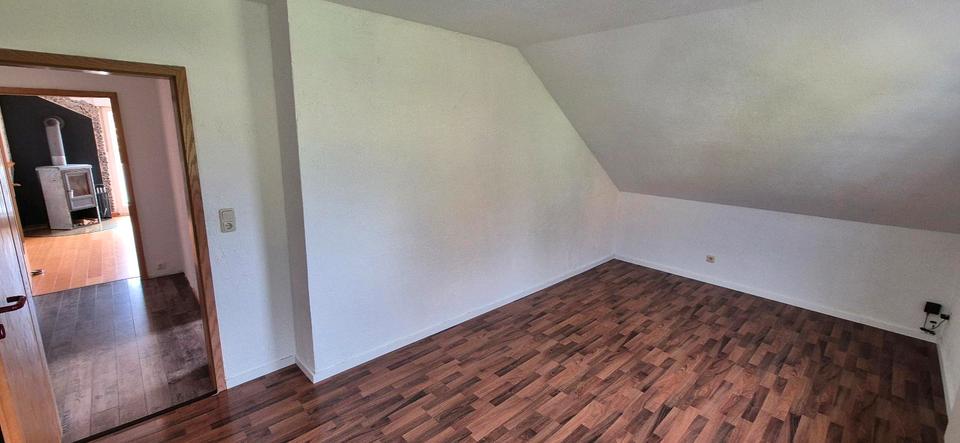 Dachgeschoßwohnung Erftstadt - 3 Zimmer, 70 m&sup2;, 750&euro; | Angebot:25255180