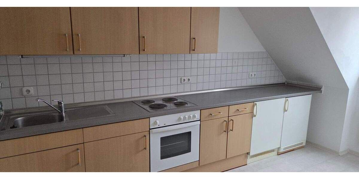 Sehr ruhige, geräumige 2,5-Zimmer-Wohnung mit Einbauküche im Herzen von Rottenburg zu vermieten. 2 zimmer