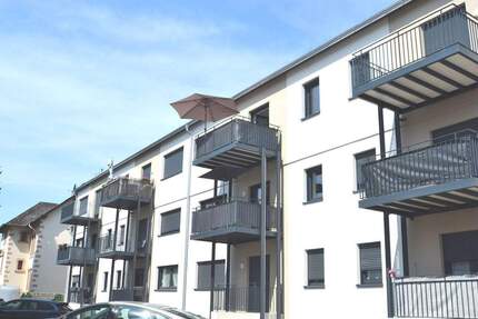 3 ZKB-Dachgeschosswohnung im 2.OG (Dachgeschoss) Fußbodenheizung Balkon Einbauküche Stellplatz Kellerraum 3 zimmer