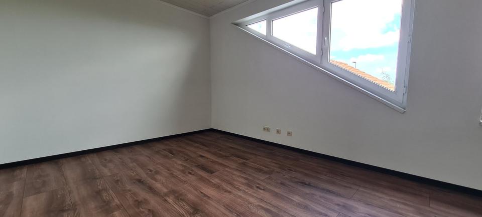 Dachgeschoßwohnung Grünsfeld - 2.5 Zimmer, 106 m&sup2;, 900&euro; | Angebot:25809966