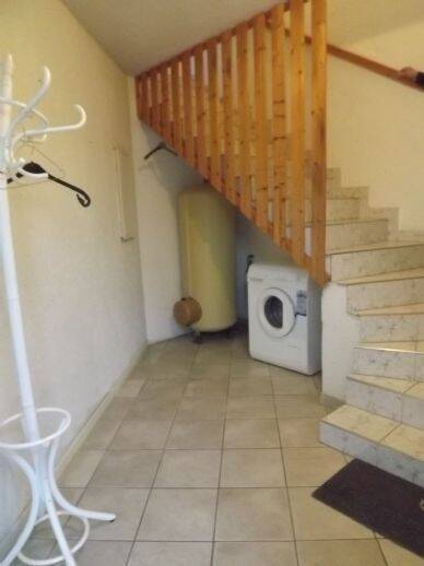 Gut geschnittenes 2 Zimmer-Apartment mit Einbauküche und Wannenbad, in ruhiger Lage von Wiesenbronn. Nur 10 Min. nach Kitzingen... 2 zimmer