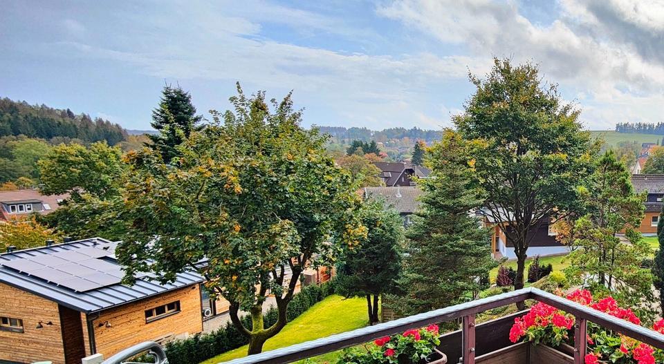 2 12 Zimmer Wohnung, Balkon, Parkplatz, Gäste-WC, Kellerbox