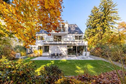 Geräumige Architekten-Villa von 2023 mit Lift, Tiefgarage und Spa-Bereich 8 zimmer