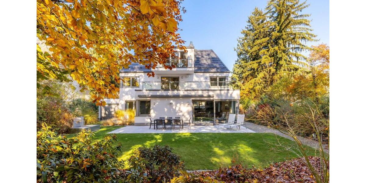 Geräumige Architekten-Villa von 2023 mit Lift, Tiefgarage und Spa-Bereich 8 zimmer