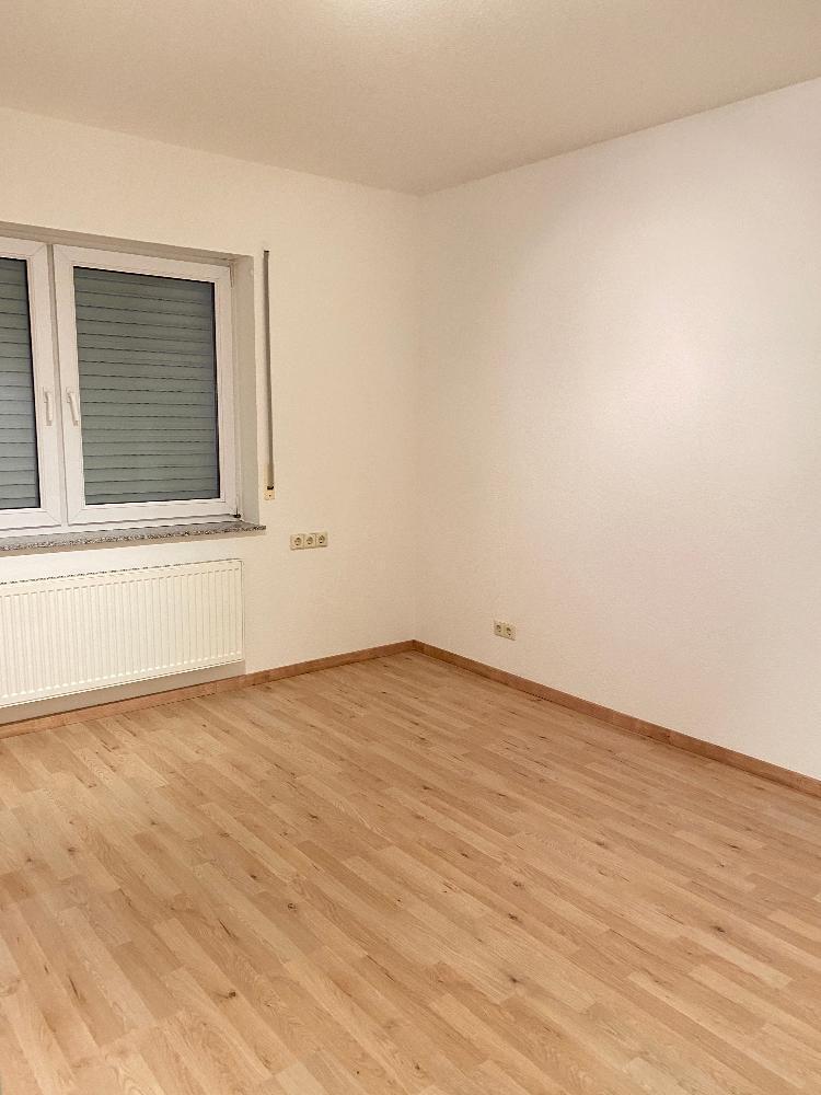 *** Großzügige 4-Zi.-Mietwohnung in Karlsdorf ***