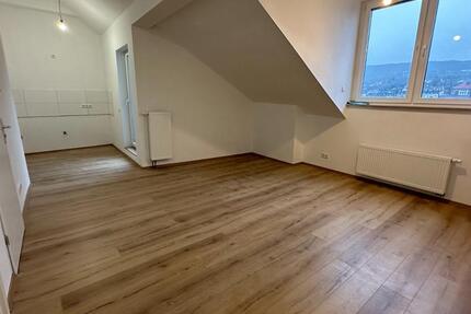 Sanierte 2-Dachgeschosswohnung mit Balkon und tollem Ausblick! zimmer