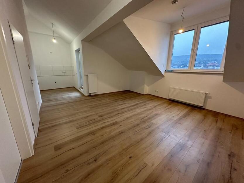 Sanierte 2-Dachgeschosswohnung mit Balkon und tollem Ausblick! zimmer