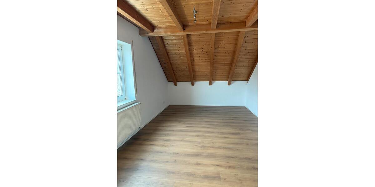 Dachgeschoßwohnung Ergolding - 5 Zimmer, 130 m&sup2;, 1.665&euro; | Angebot:26269095
