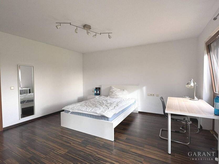 Großzügiges Haus mit zwei Garagen! 6 zimmer