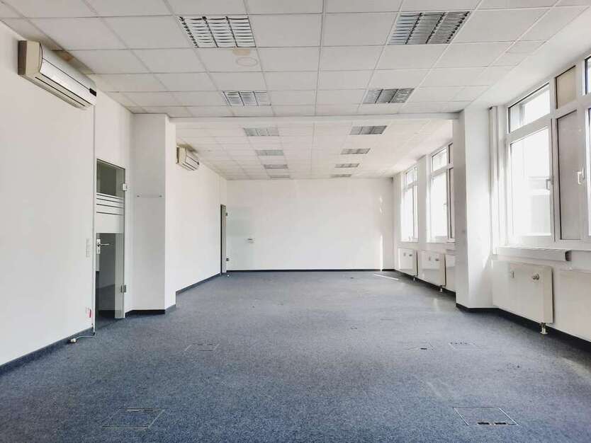 Büro in Krefeld 3.152 € 485 m²
