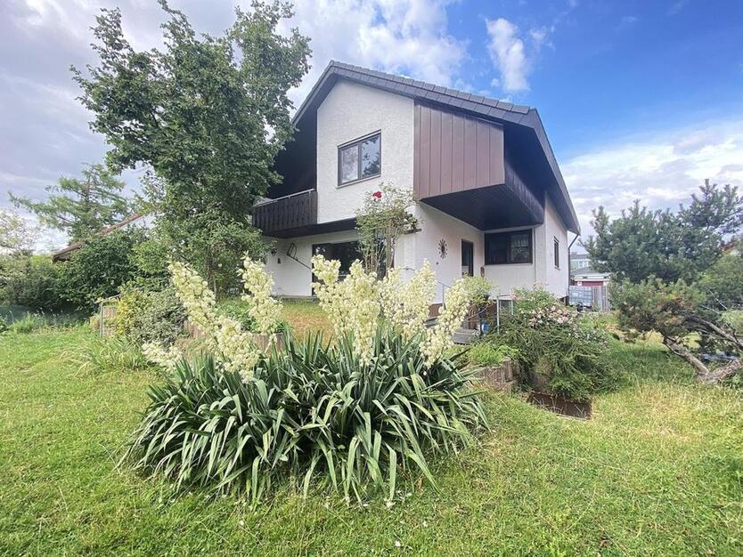 Wohnung im 2 Familienhaus mit besonderem Stil und großem Garten