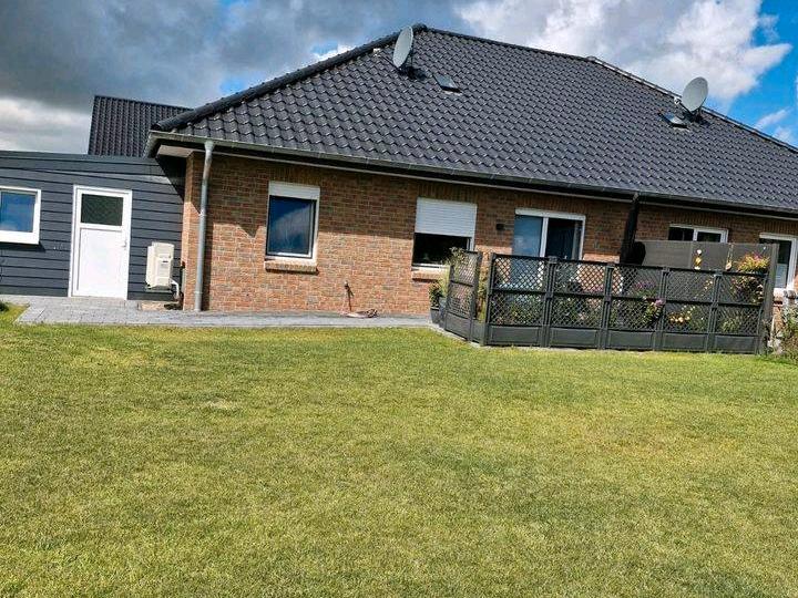 Moderne Doppelhaushälfte mit Carport und Garten