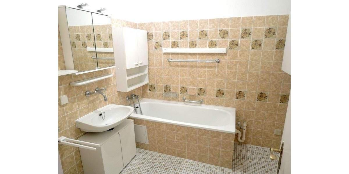 Helle, gepflegte und seniorengerechte Etagenwohnung mit Fahrstuhl und großer Dachterrasse direkt in der Innenstadt 3 zimmer