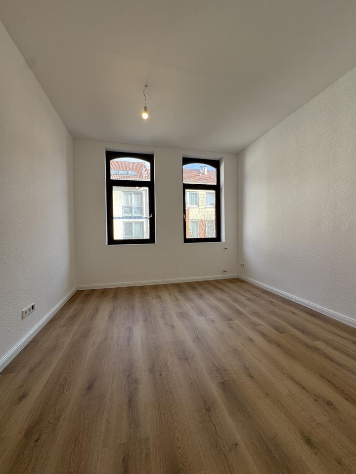 Ihr neues IMMOBILIEN QUARTIER: Sanierte 3,5-Zimmer Wohnung im 1. OG in Linden mit Tageslichtbad zimmer