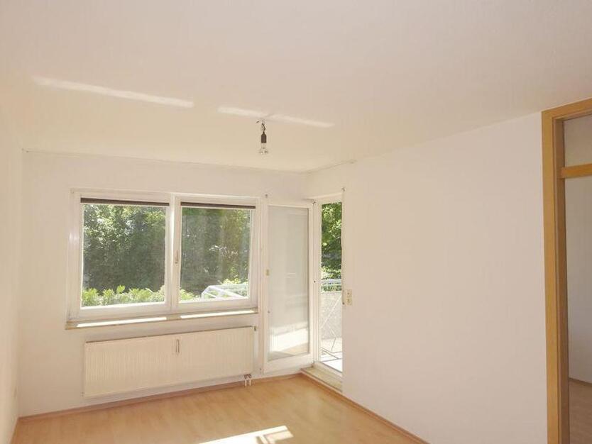 Schöne, helle 2 Zi-Whg mit Einbauküche, großem Balkon und Autostellplatz in Reutlingen