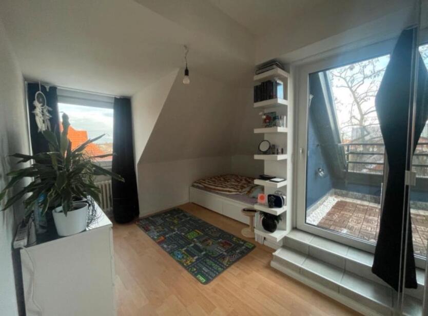Gemütliches, möbliertes Zimmer mit Balkonzugang in Frauen-WG zimmer