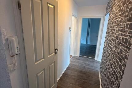 Schöne zwei Zimmerwohnung mit schönem Bad und großen Balkon zimmer