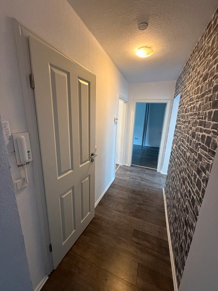 Schöne zwei Zimmerwohnung mit schönem Bad und großen Balkon zimmer
