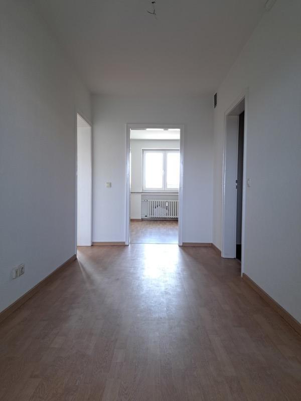 ***Große 2-Raum-Wohnung... renoviert und bezugsfertig mit Laminat und Balkon*** zimmer