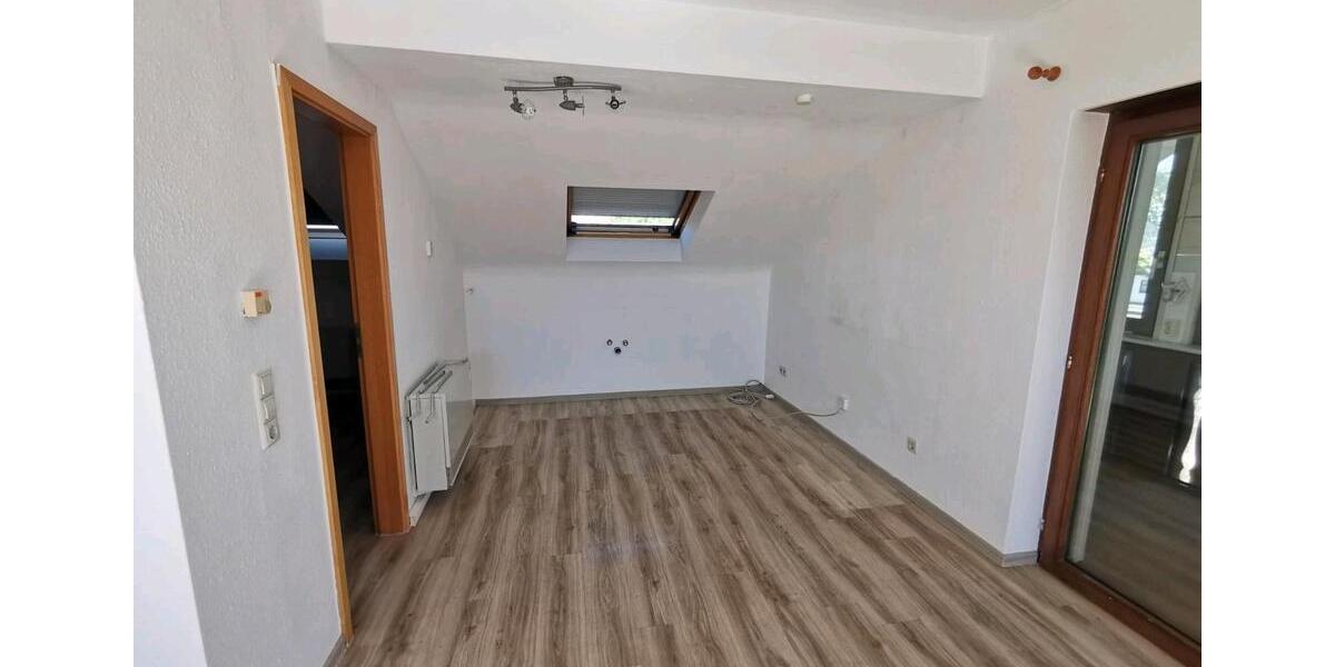 Dachgeschoßwohnung Knittlingen - 3 Zimmer, 75 m&sup2;, 750&euro; | Angebot:25022210