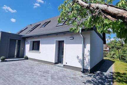 RESERVIERT Erstbezug - Stylisches Wohnhaus mit Nebengebäude - pflegeleichter Garten