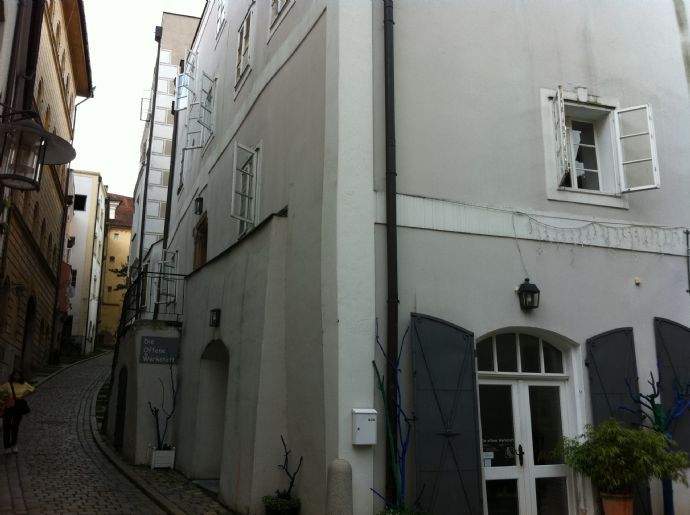 Wohnen im Herzen der Altstadt. Sehr schöne 3 Zimmer mit Stuck. Auch WG geeignet. Wegen Besichtigung anrufen!!! 3 zimmer