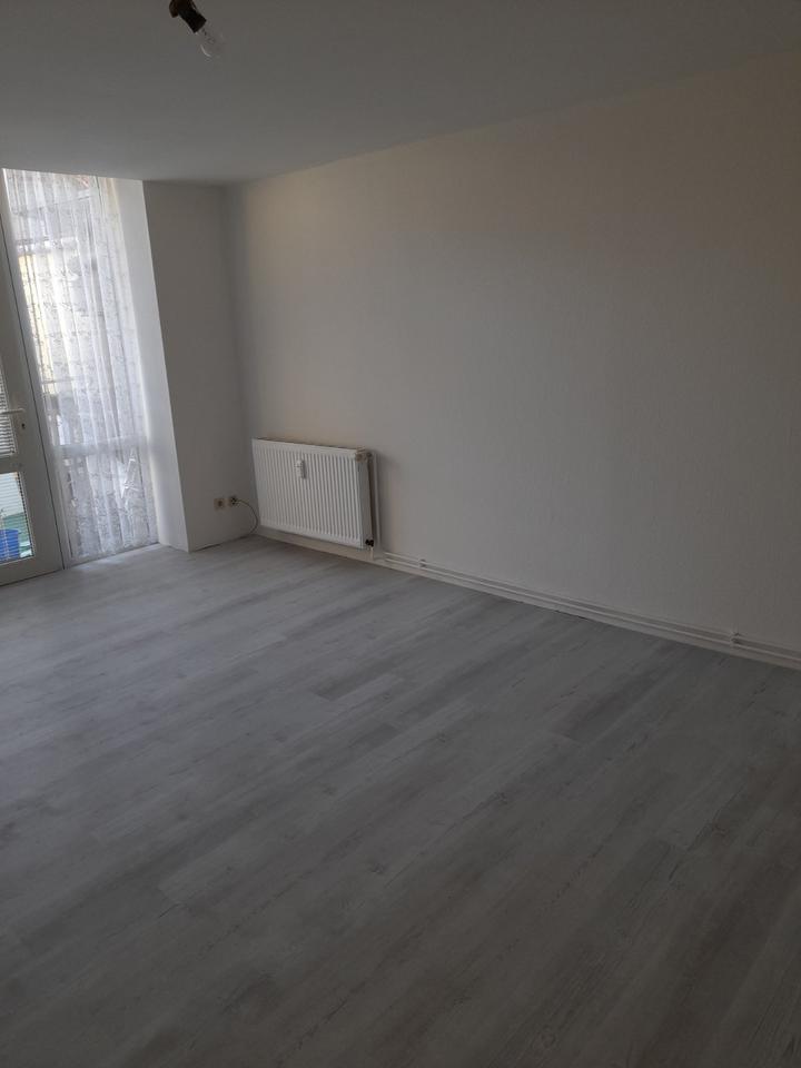 Biete schöne zwei Raum Wohnung