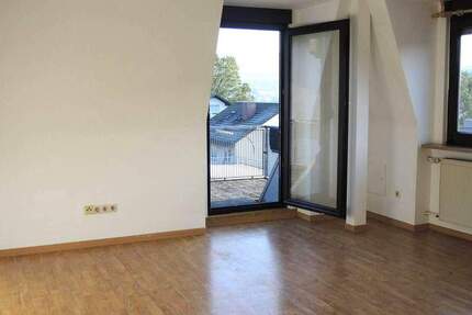 Helle 2-Zimmer-Dachgeschosswohnung mit Stadtblick, Balkon & Garage – 62 m² – bezugsfähig ab ca. 15.11.2025 2 zimmer