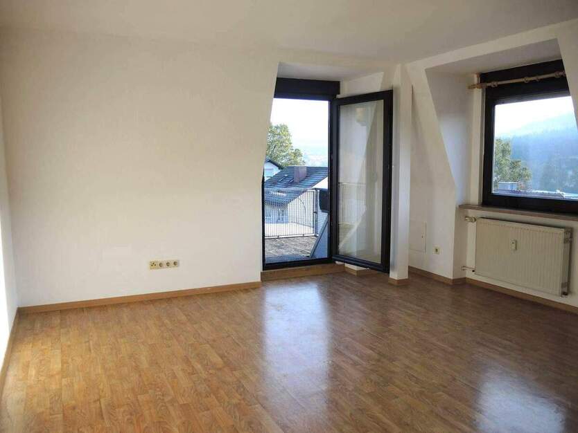 Helle 2-Zimmer-Dachgeschosswohnung mit Stadtblick, Balkon & Garage – 62 m² – bezugsfähig ab ca. 15.11.2025 2 zimmer