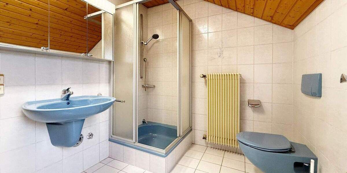 F&D | Gepflegtes Einfamilienhaus mit drei Garagen auf großem Grundstück 5 zimmer