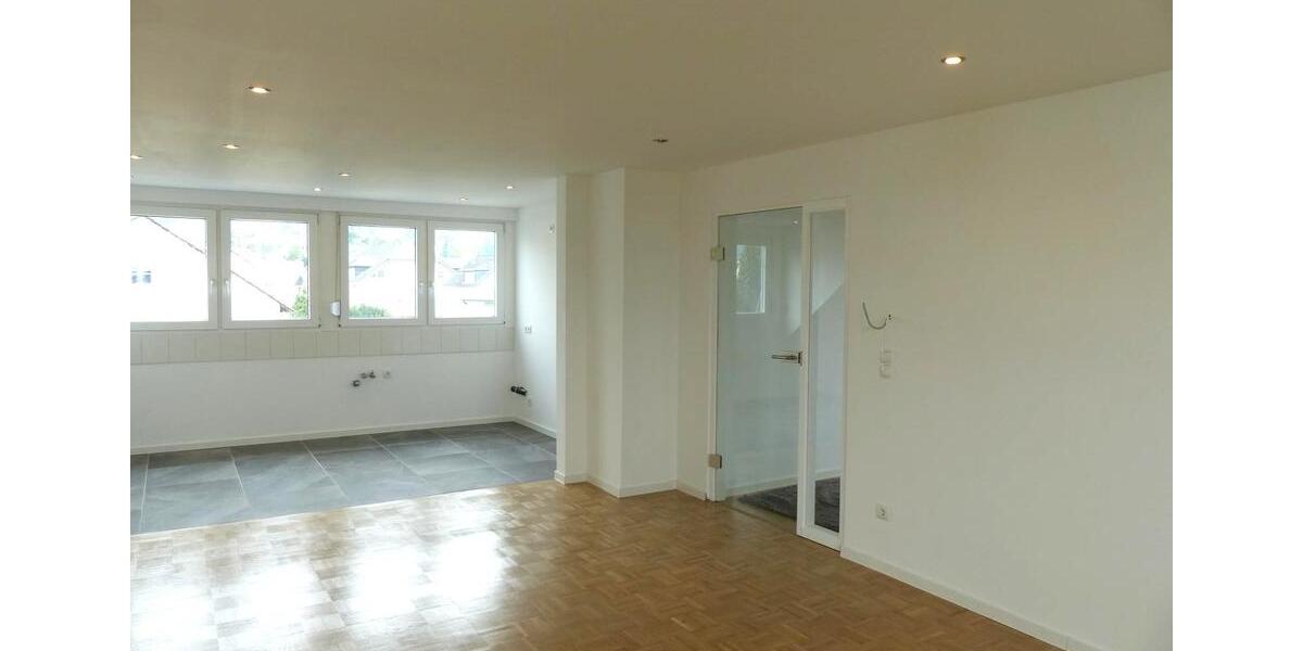 Helle, modernisierte 3-Zimmer Wohnung im DG mit Garage 3 zimmer