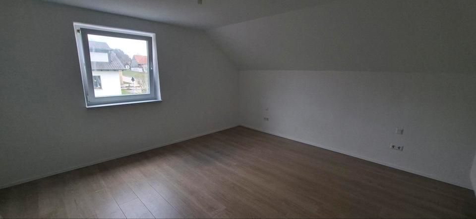 Dachgeschoßwohnung Poppenricht - 3.5 Zimmer, 85 m&sup2;, 760&euro; | Angebot:25856496