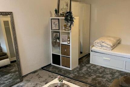 kleines möbliertes Souterrain Apartment zimmer