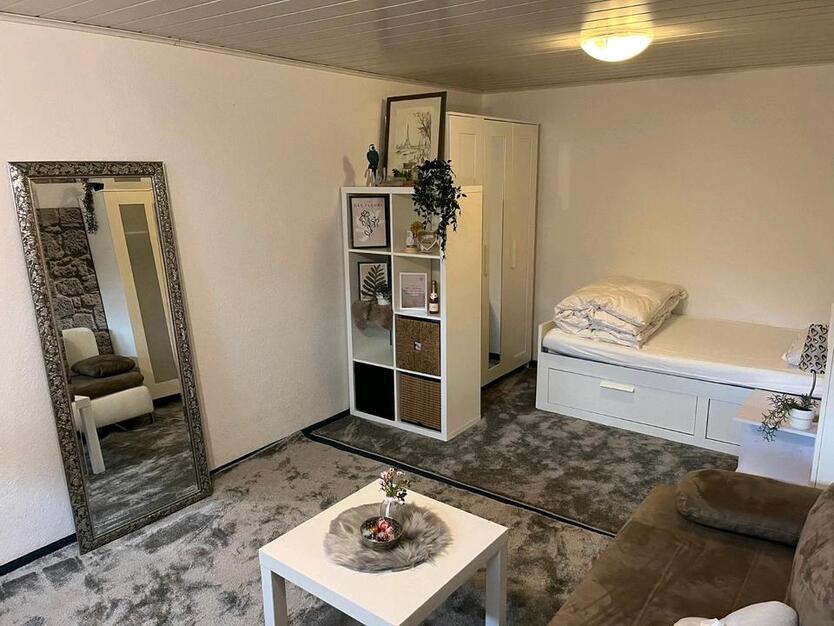 kleines möbliertes Souterrain Apartment zimmer