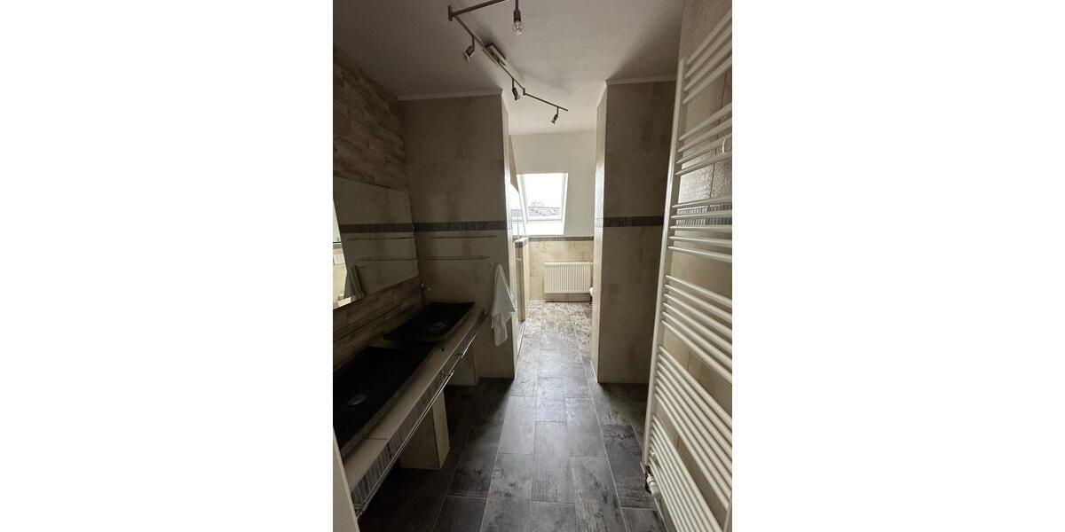 Dachgeschoßwohnung Strausberg - 5 Zimmer, 250 m&sup2;, 2.250&euro; | Angebot:25044276