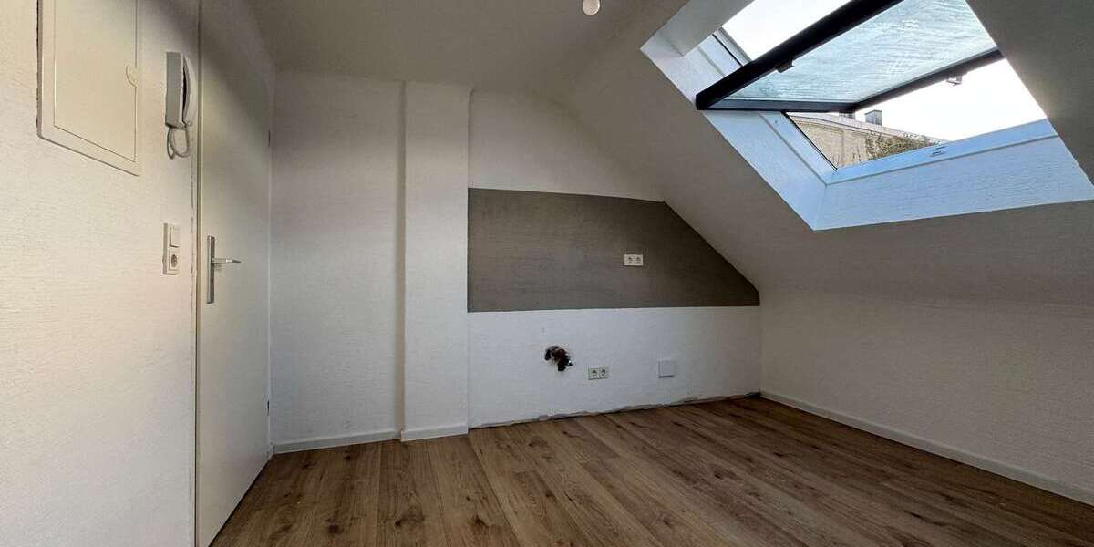 Sanierte 2-Zimmer-Dachgeschosswohnung mit neuem Bad in Ensheim - Dachgeschoßwohnung Saarbrücken-Halberg Halberg | Angebot:26764265