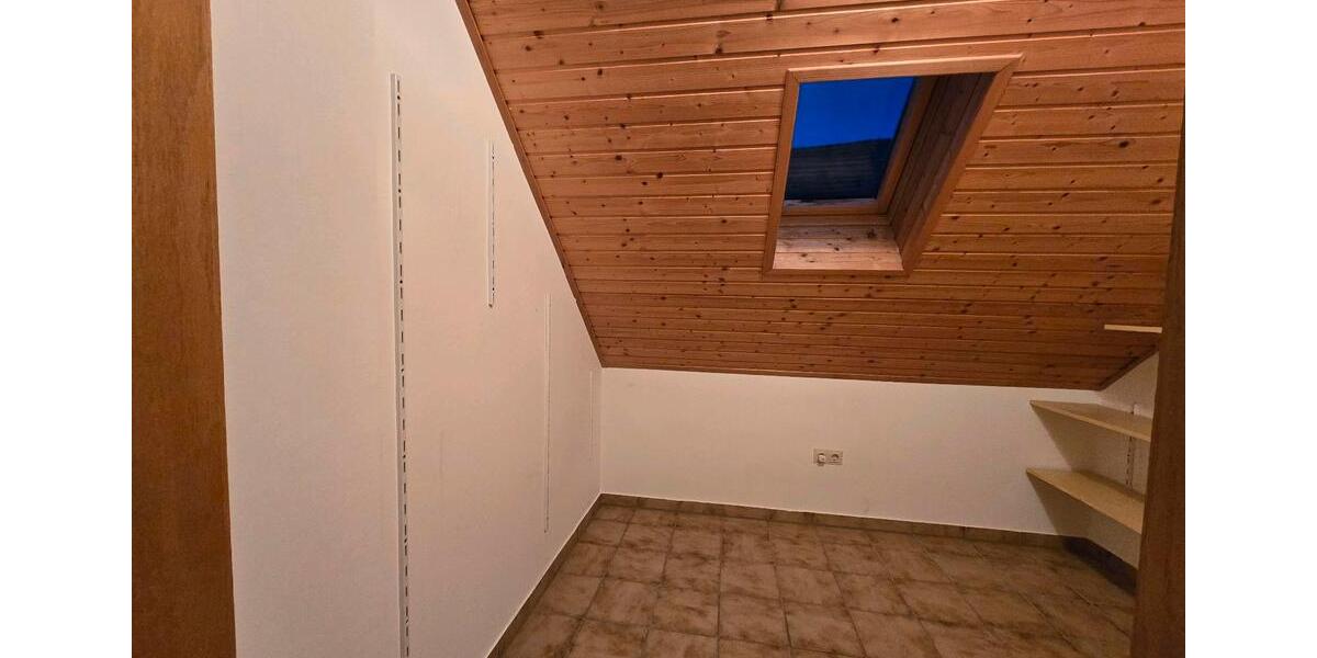 Dachgeschoßwohnung Grünberg - 3 Zimmer, 93 m&sup2;, 900&euro; | Angebot:26432407