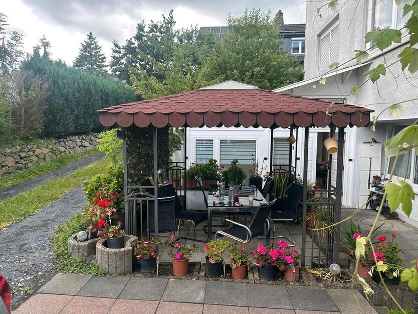 attraktive 4-Zimmer Wohnung mit eigenem Eingang und Wintergarten