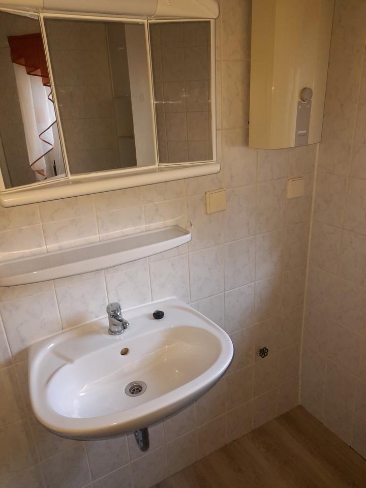 Biete schöne zwei Raum Wohnung