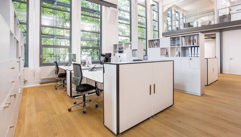 Stylische Arbeitsplätze mit Wow Effekt in spektakulärem Industrieloft - All-in-Miete