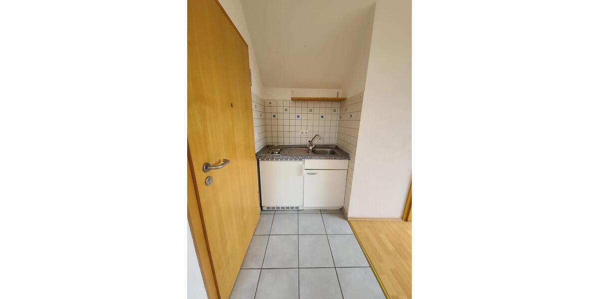 Kleines DG 1 Zimmer Apartment in LAT zentral mit kl. Küchenzeile 1 zimmer