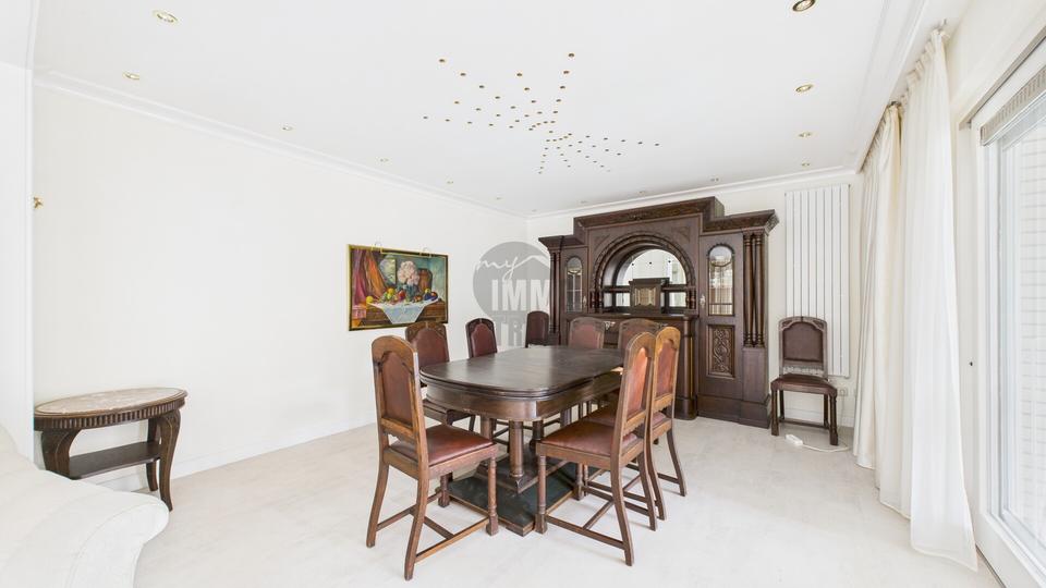 Exklusive Villa in Toplage von Grasdorf – 10 Zimmer, traumhafter Feldblick & Wellnessbereich mit Pool 10 zimmer