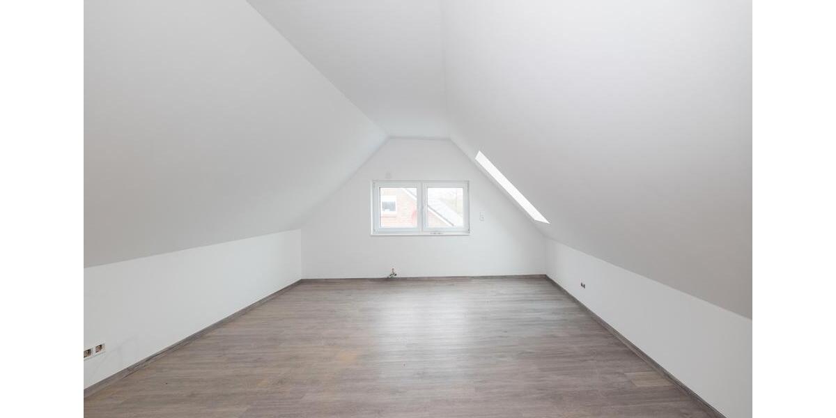 Dachgeschoßwohnung Hemmoor - 3 Zimmer, 96 m&sup2;, 995&euro; | Angebot:26585142