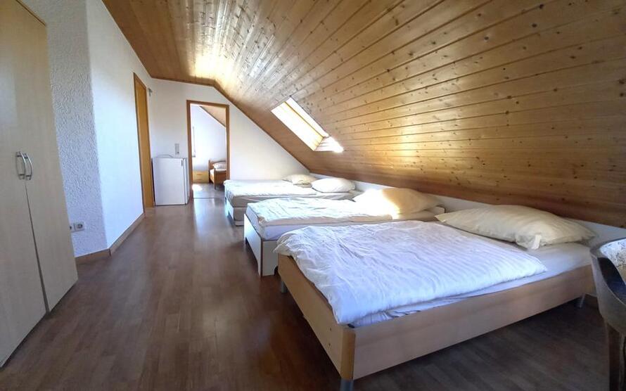 3-Zimmerwohnung mit Wlan, 2 Schlafzimmer, Wohn-Schlafzimmer, Küche, DuscheWc zimmer