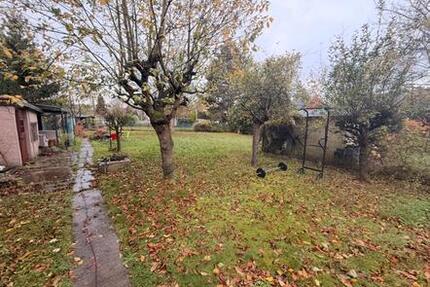 Ein Schlafzimmer mit Arbeitszimmer in Einem Haus 800m Garten 1 zimmer