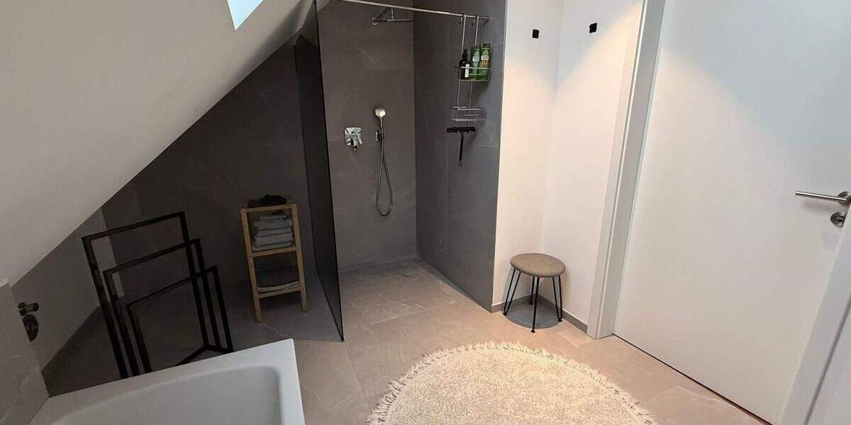 Wunderschöne Maisonette-Whg. in Alt-Junkersdorf mit Loggia - Anfragen per E-Mail - 4 zimmer