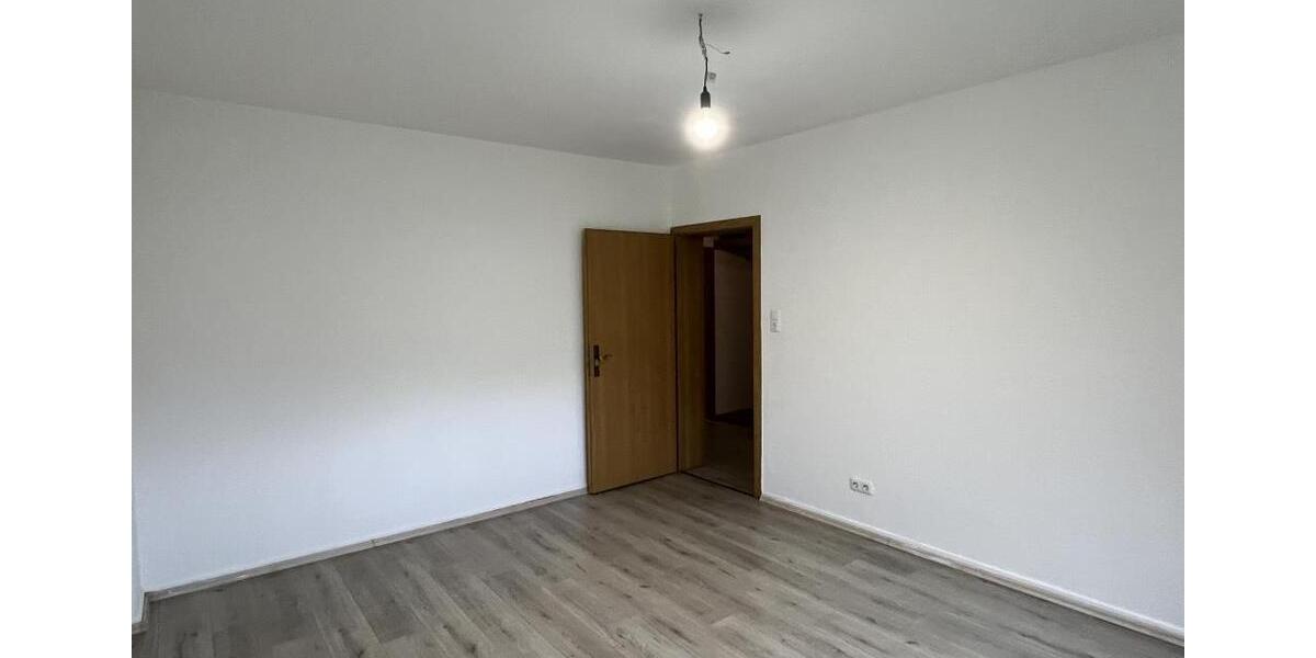 ~ 2 Kaltmieten geschenktn bis 31.12.2025 anmieten! + EG-Wohnung in ruhiger mit Laminat und geweißt ~ 3 zimmer